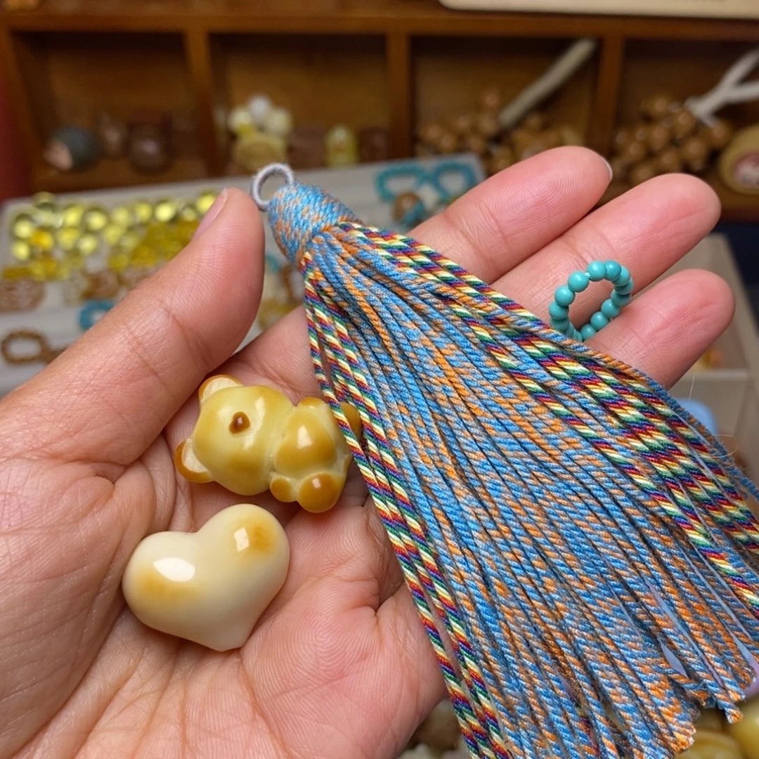 猴头核桃吊坠爱心小熊绿跑彩蓝流苏