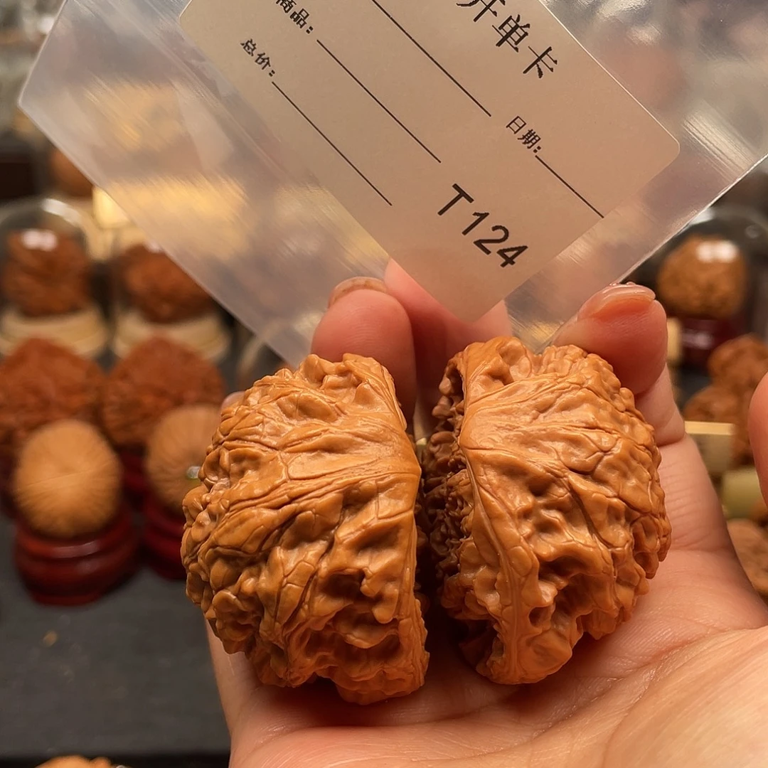 卓***着文玩核桃把件蛇王47.5。124