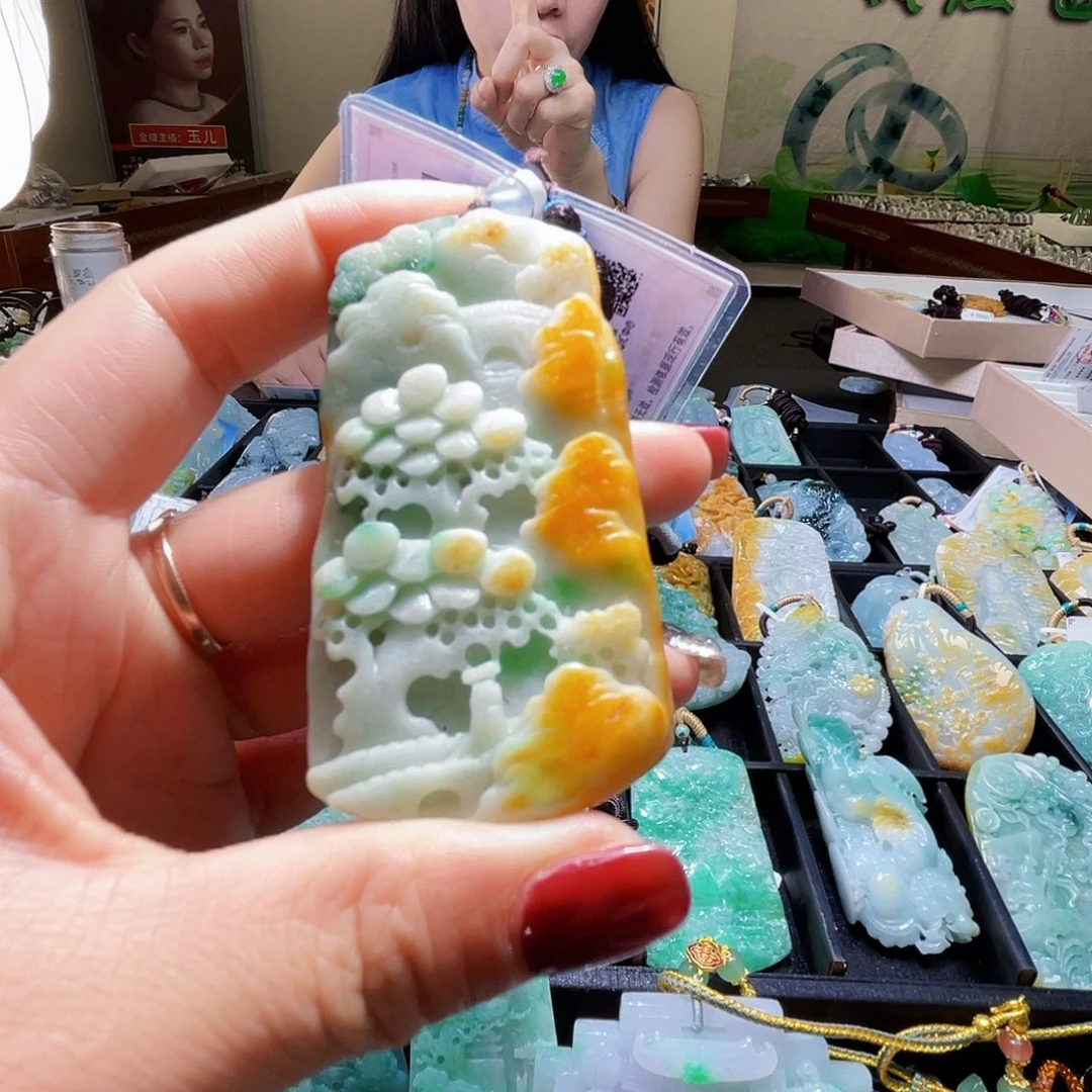 翡翠未镶嵌颈饰一个