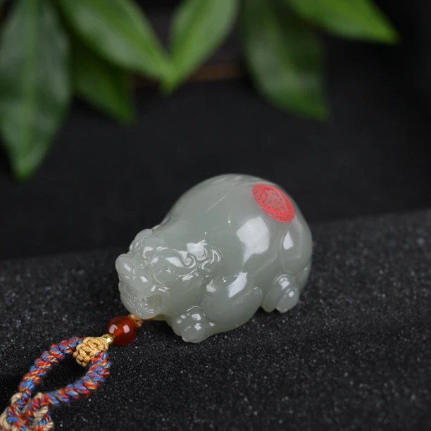 天然和田玉且末料青白玉貔貅挂件（手工雕刻）落款（WH3492）