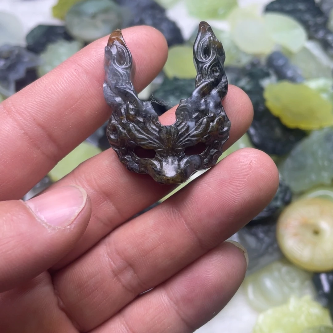 蛇纹石玉未镶嵌颈饰