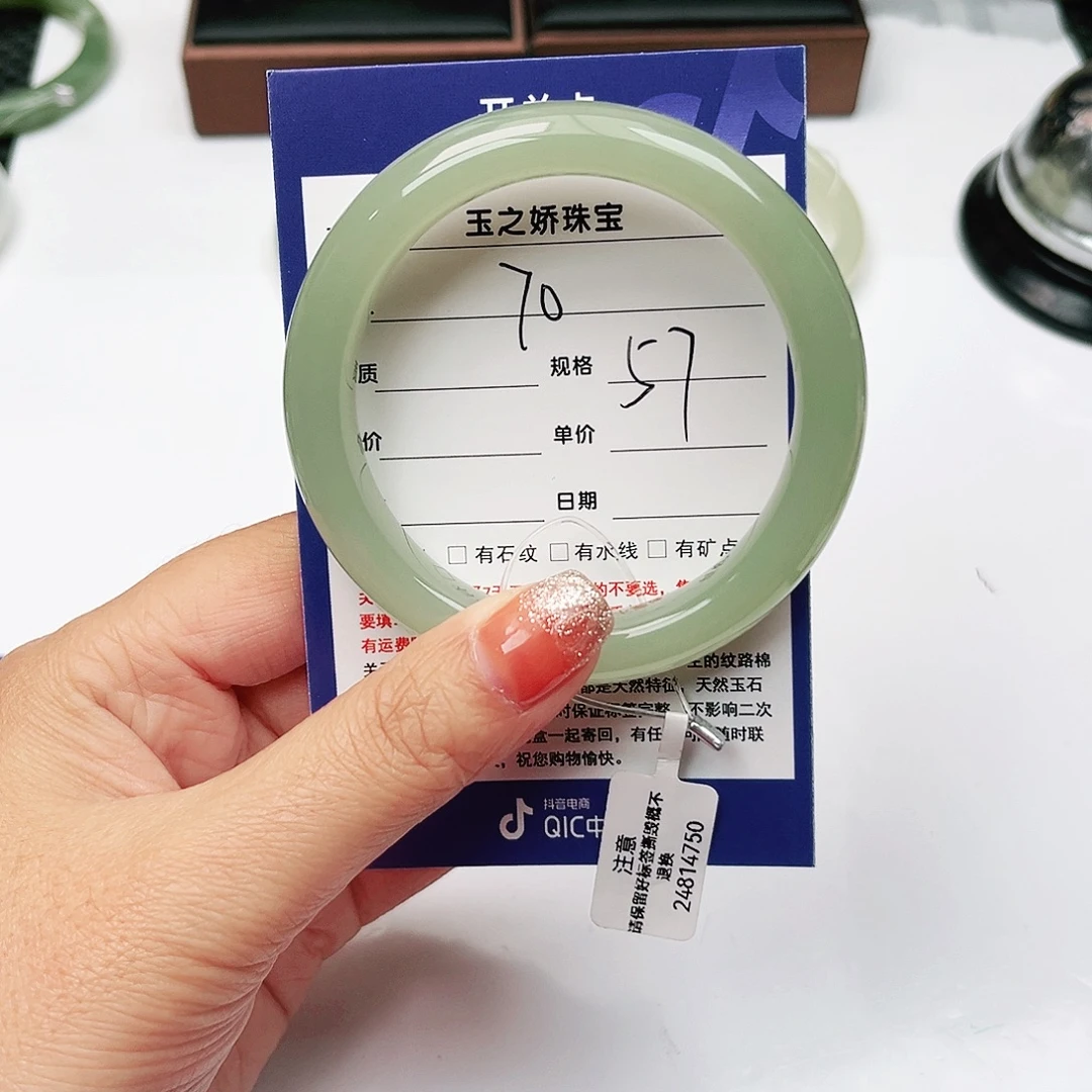 雪***花和田玉未镶嵌手镯