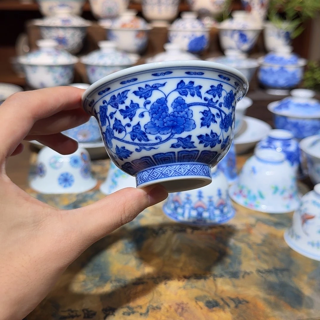 明逸堂青花重工缠枝花压手杯