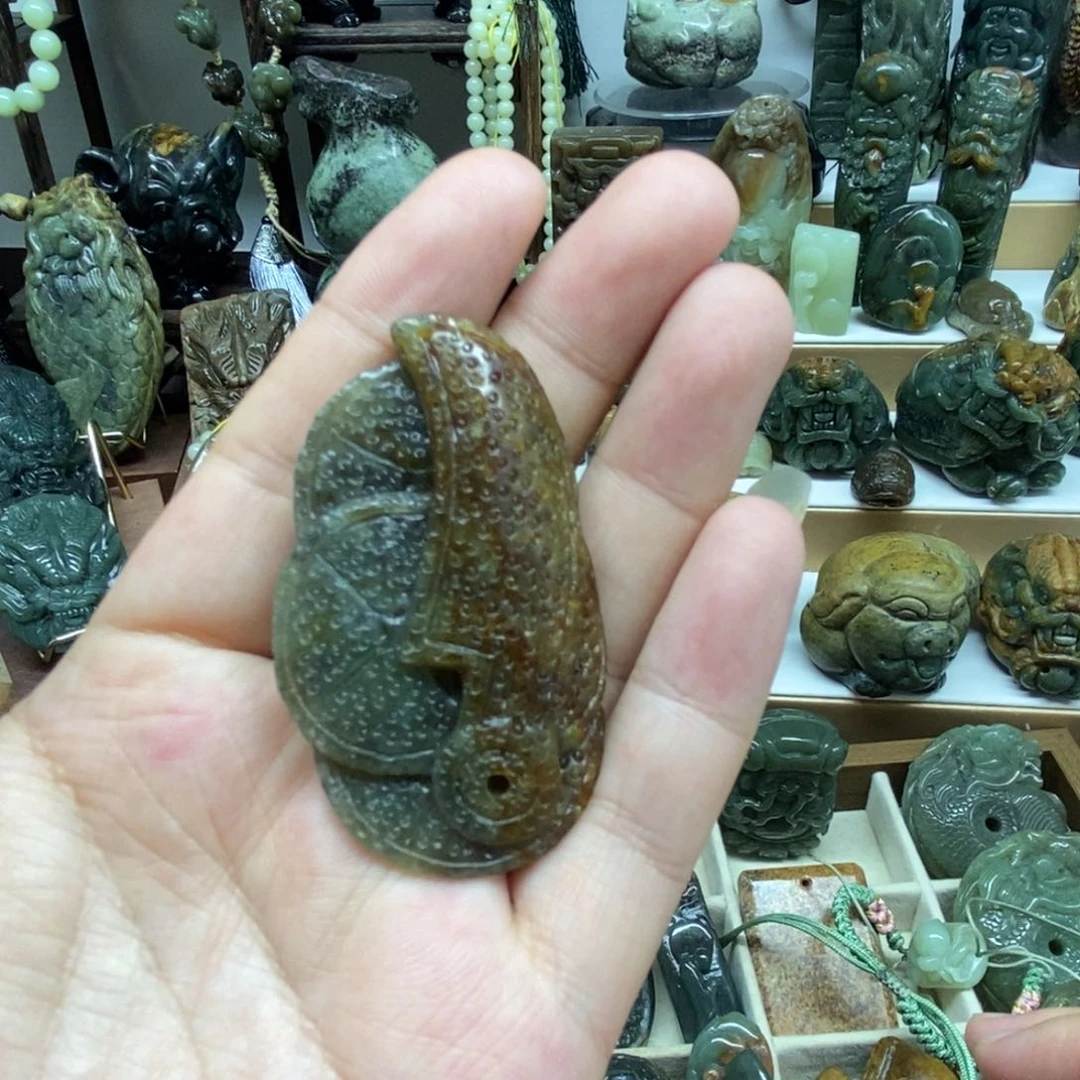 未镶嵌岫岩河磨玉（透闪石质玉）把件
