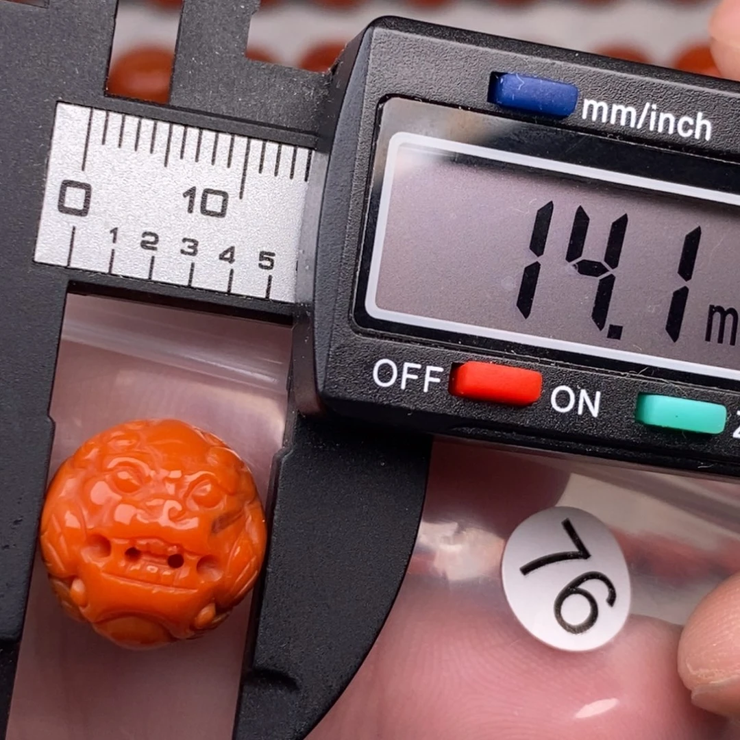 南红玛瑙未镶嵌配饰有瑕疵