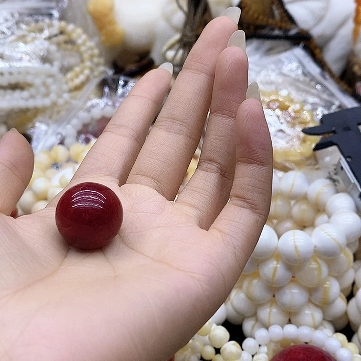 油**工珠子的颜色是红色