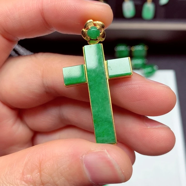 翡翠18K金镶嵌颈饰