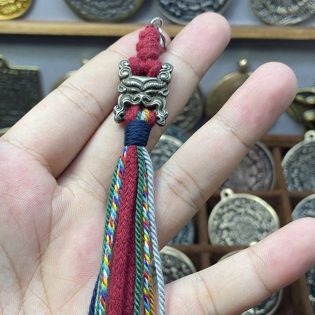 经书扣流苏侧挂一个