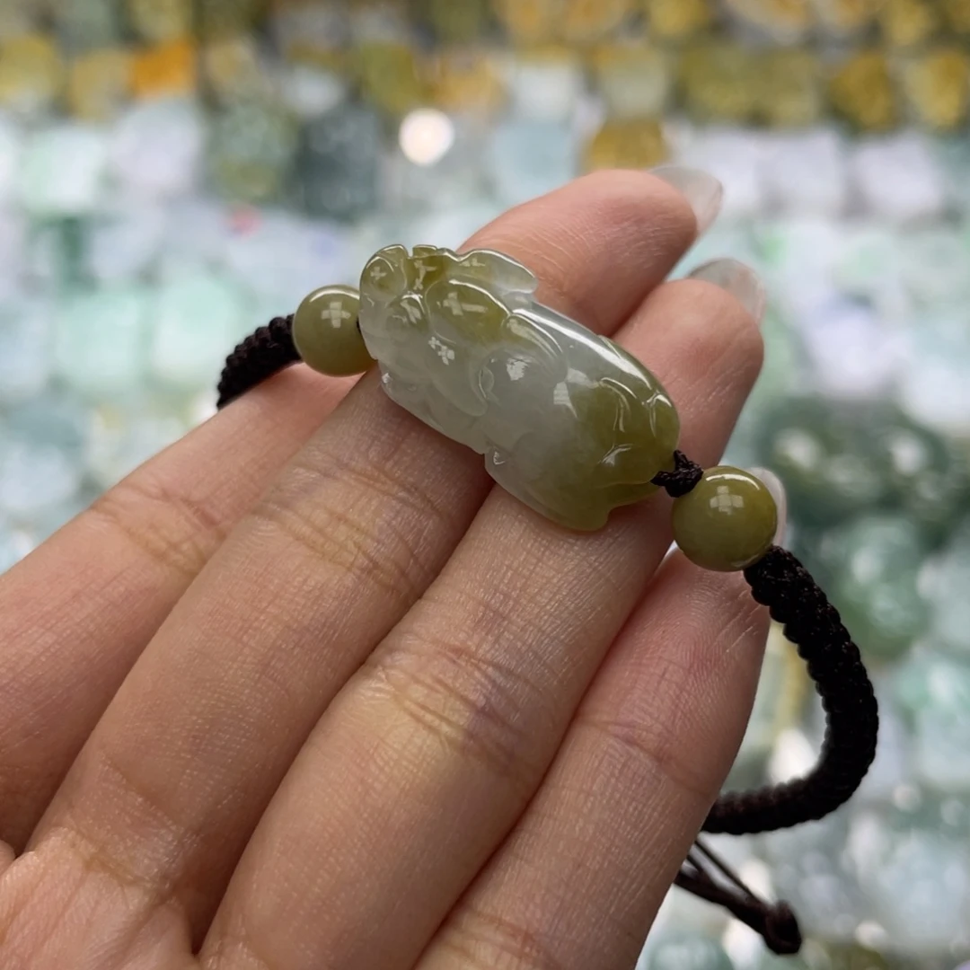 翡翠未镶嵌颈饰貔貅