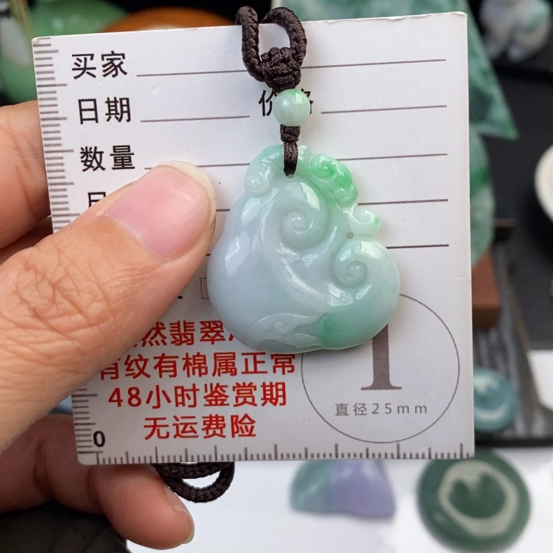 翡翠未镶嵌颈饰如意