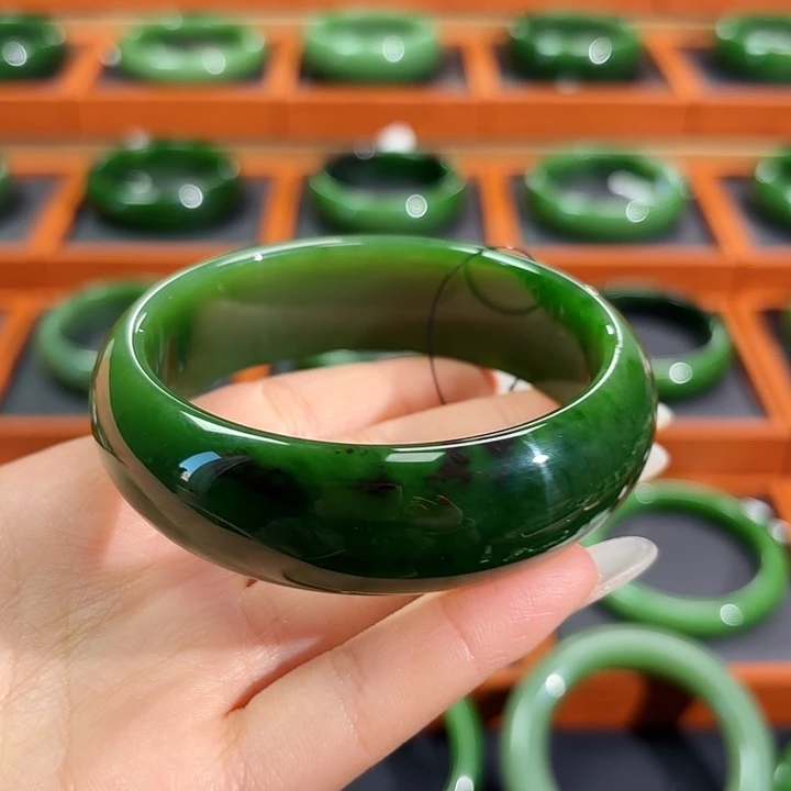 和田玉（碧玉）未镶嵌手镯红皮菠菜绿