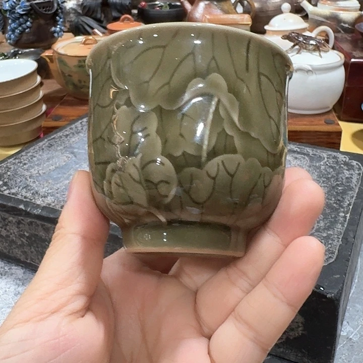 青瓷被一个，瓷。品茗赏