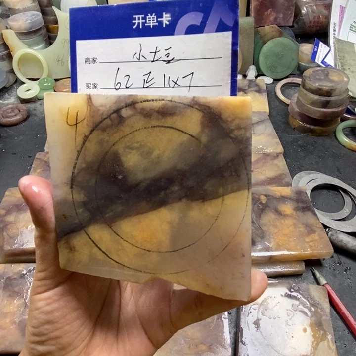 未镶嵌手镯石英质玉小**?定制手镯