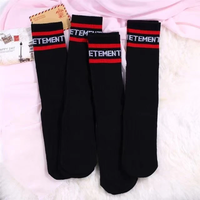 字母拼色中长筒袜子