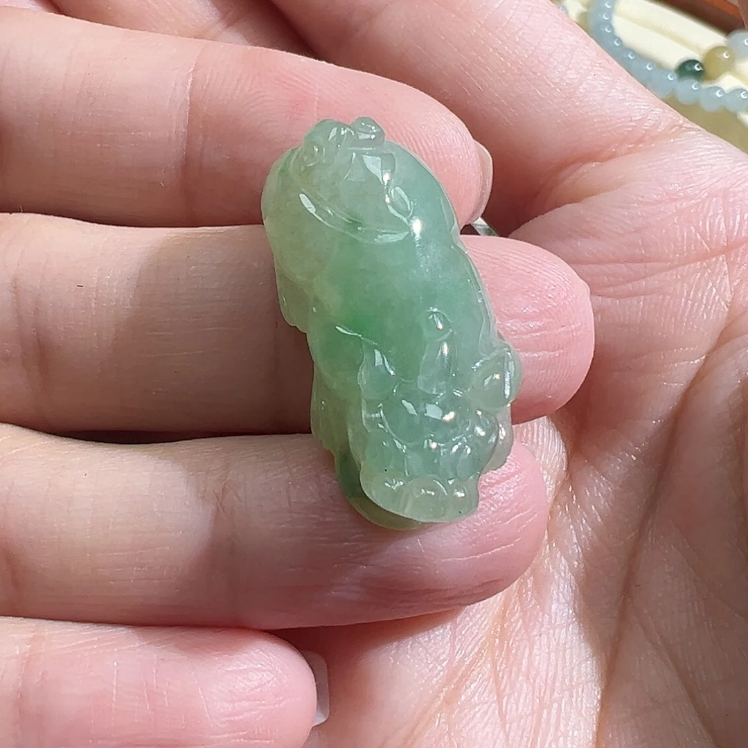 翡翠未镶嵌颈饰貔貅