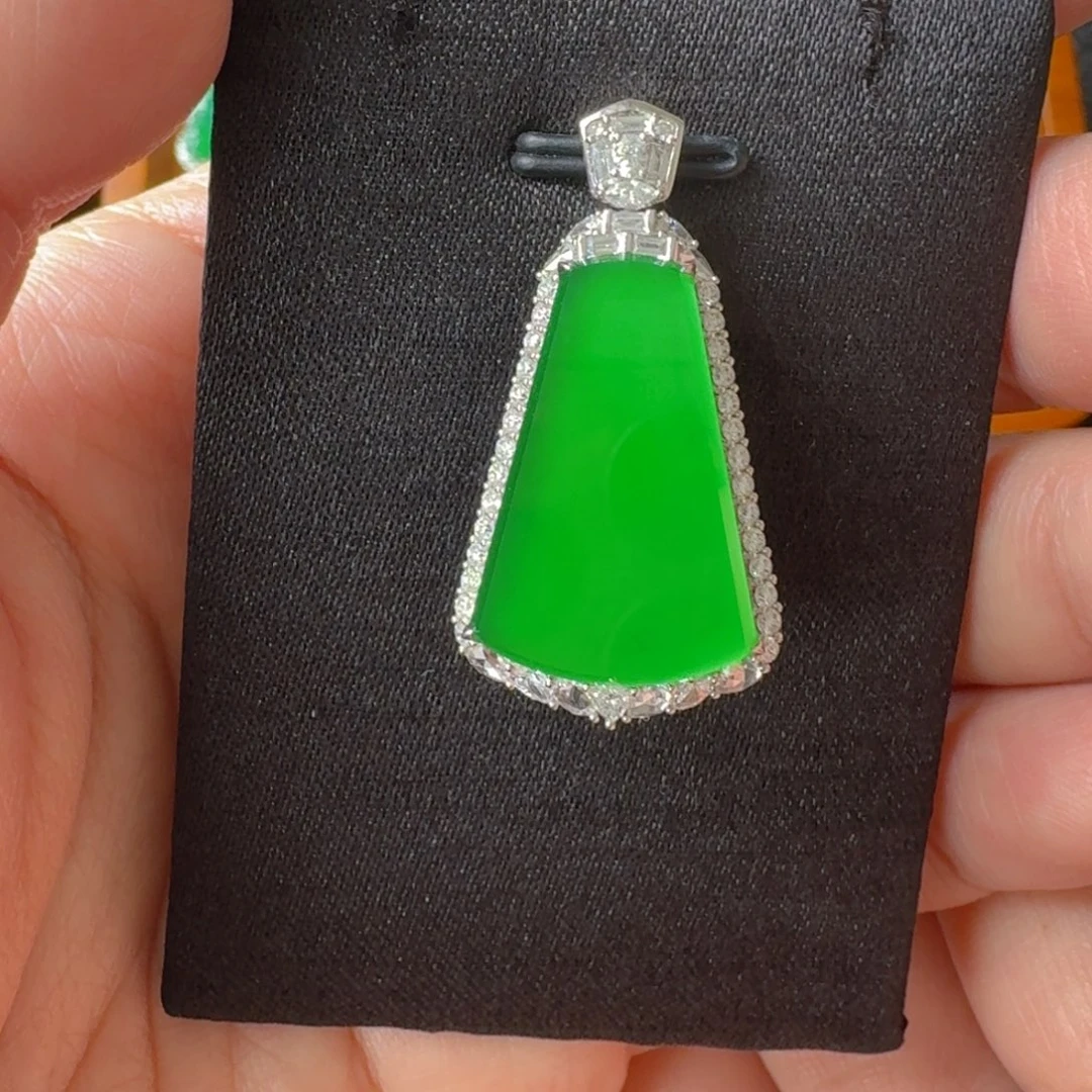翡翠18K金镶嵌颈饰吊坠
