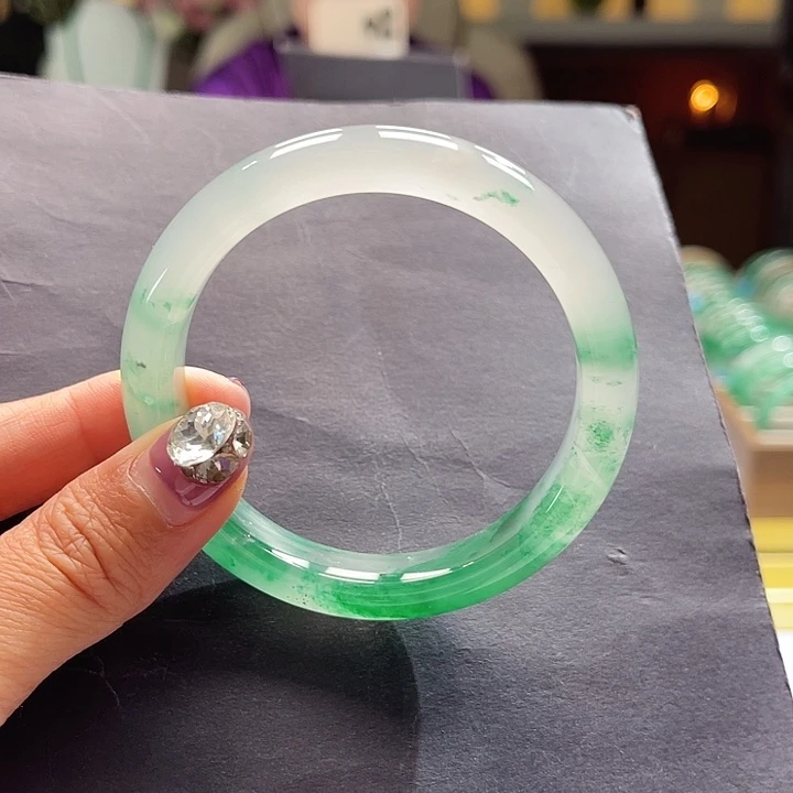 子***夜石英质玉手镯未镶嵌