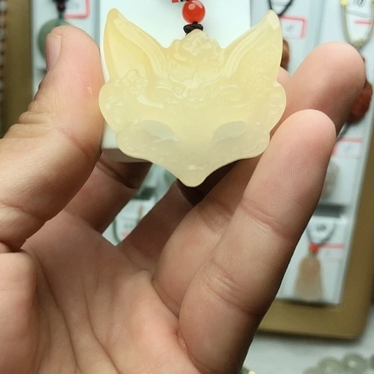 石英质玉颈饰未镶嵌狐狸面具