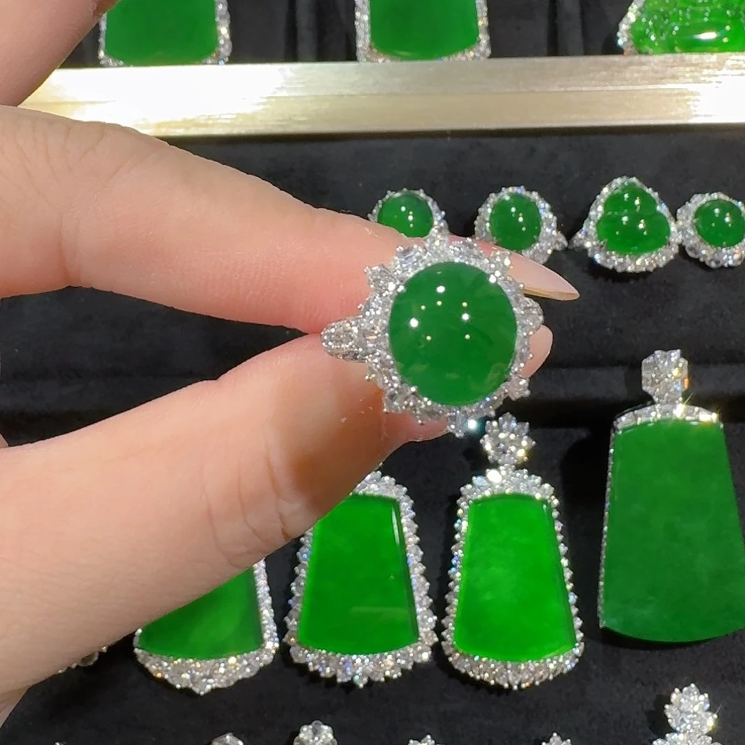 翡翠18K金镶嵌戒指蛋面