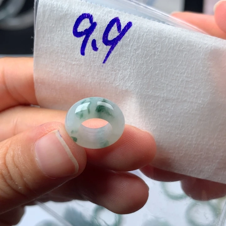 肖***潇定制翡翠未镶嵌戒圈