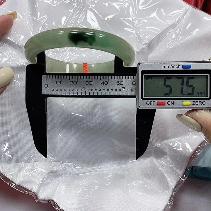 翡翠手镯未镶嵌249。