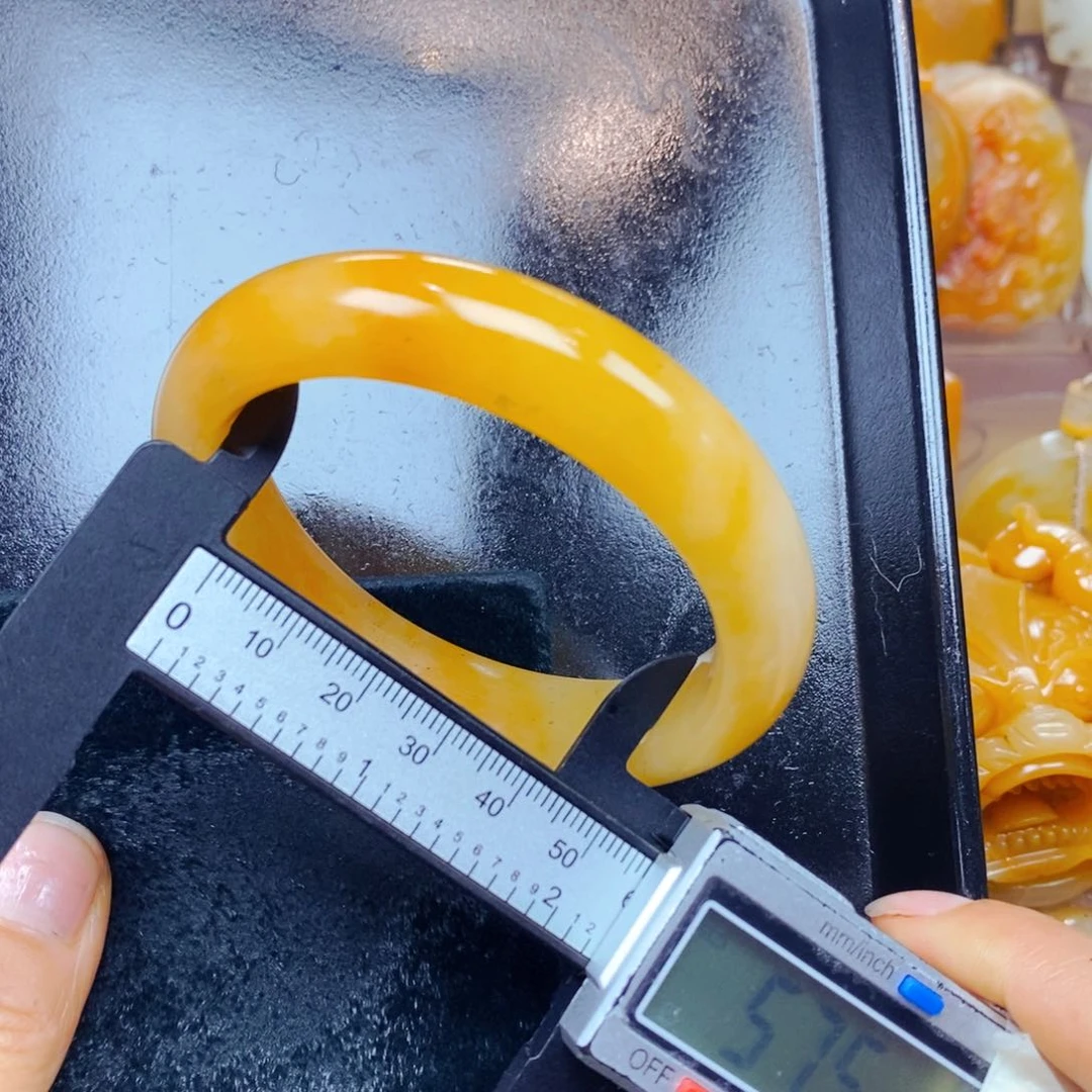 未镶嵌石英质玉（黄龙玉）颈饰