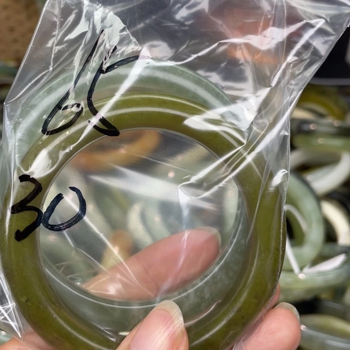 蛇纹石玉未镶嵌手镯幼****?