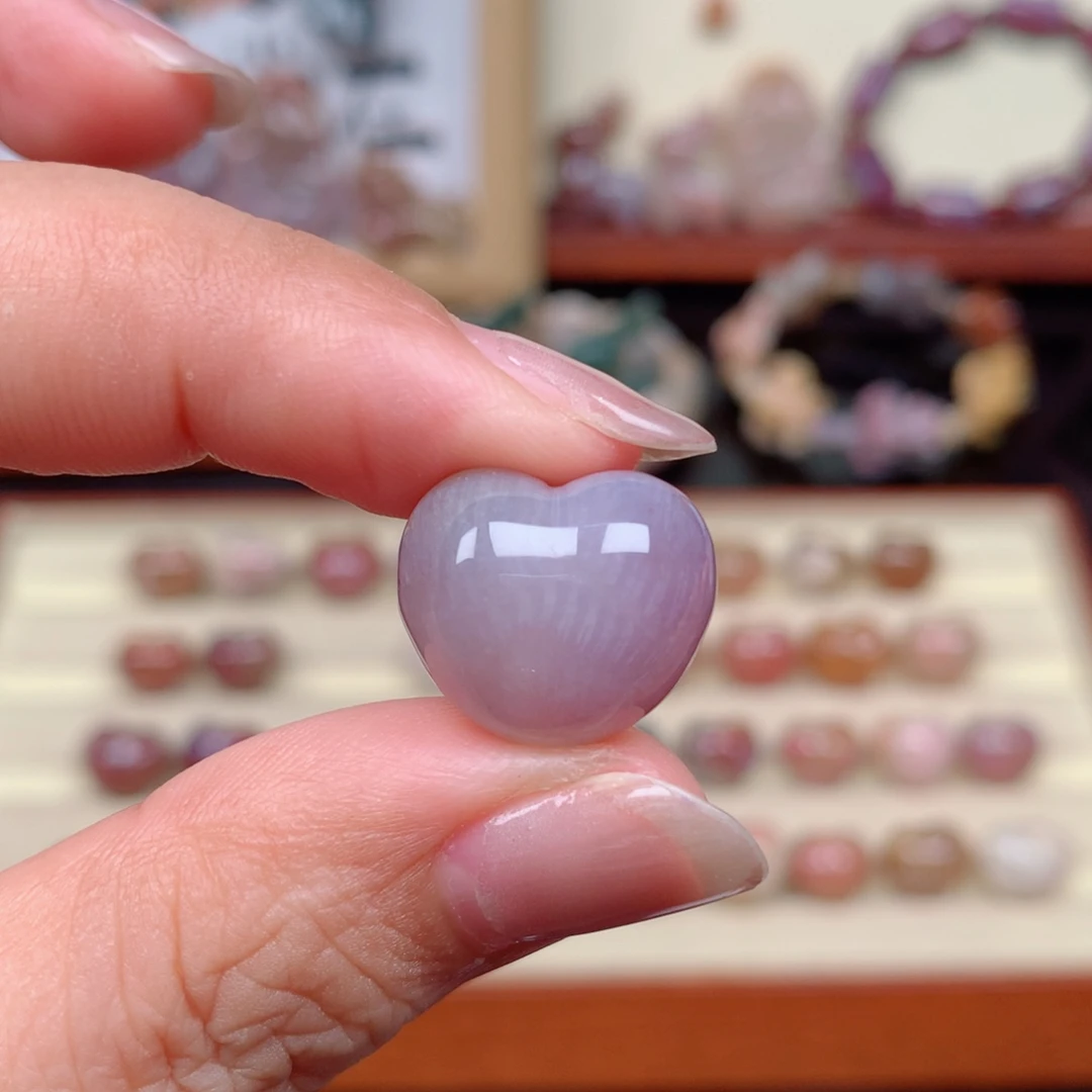 未镶嵌颈饰硅化玉