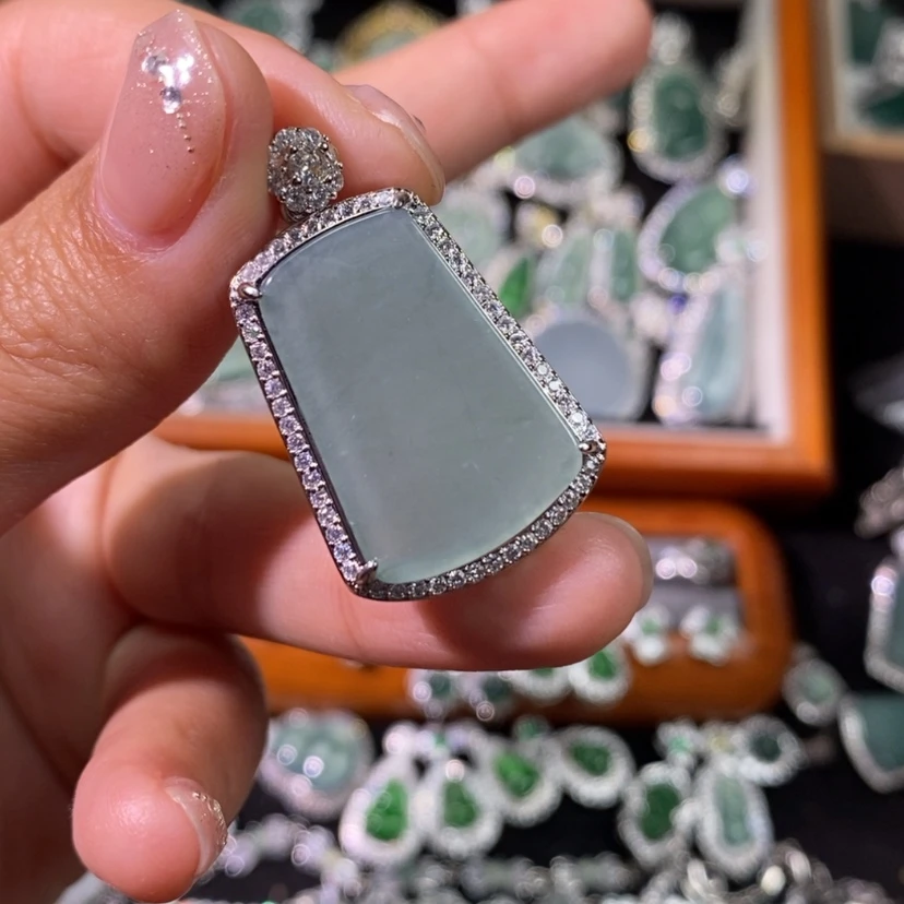 【闪购商品】翡翠颈饰未镶嵌嘉*?天然