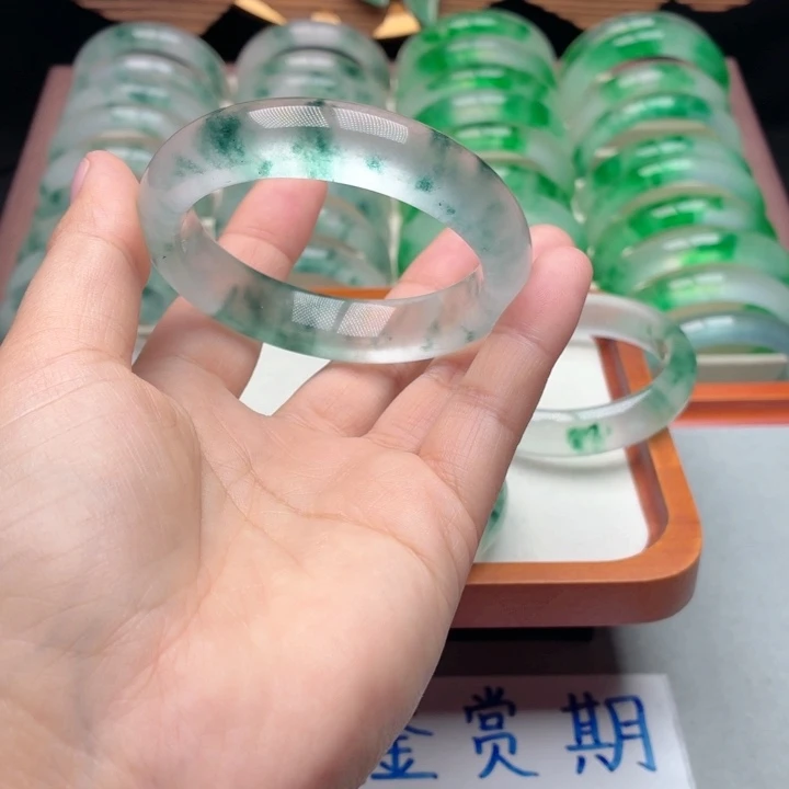 妍***.石英质玉未镶嵌手镯