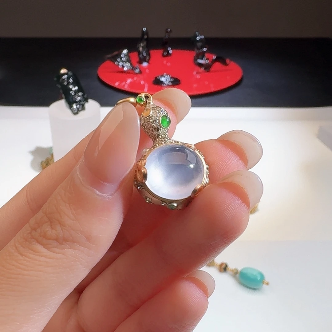 翡翠挂件18K金镶嵌鑫