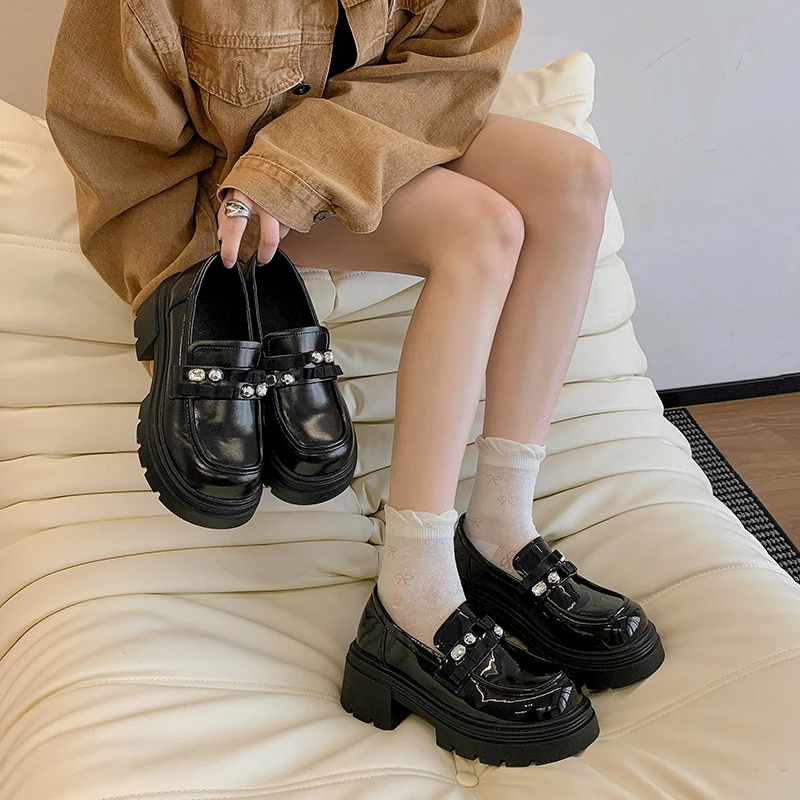 乐福鞋女2025新款百搭漆皮一脚蹬简约水钻珍珠粗跟厚底学院风单鞋