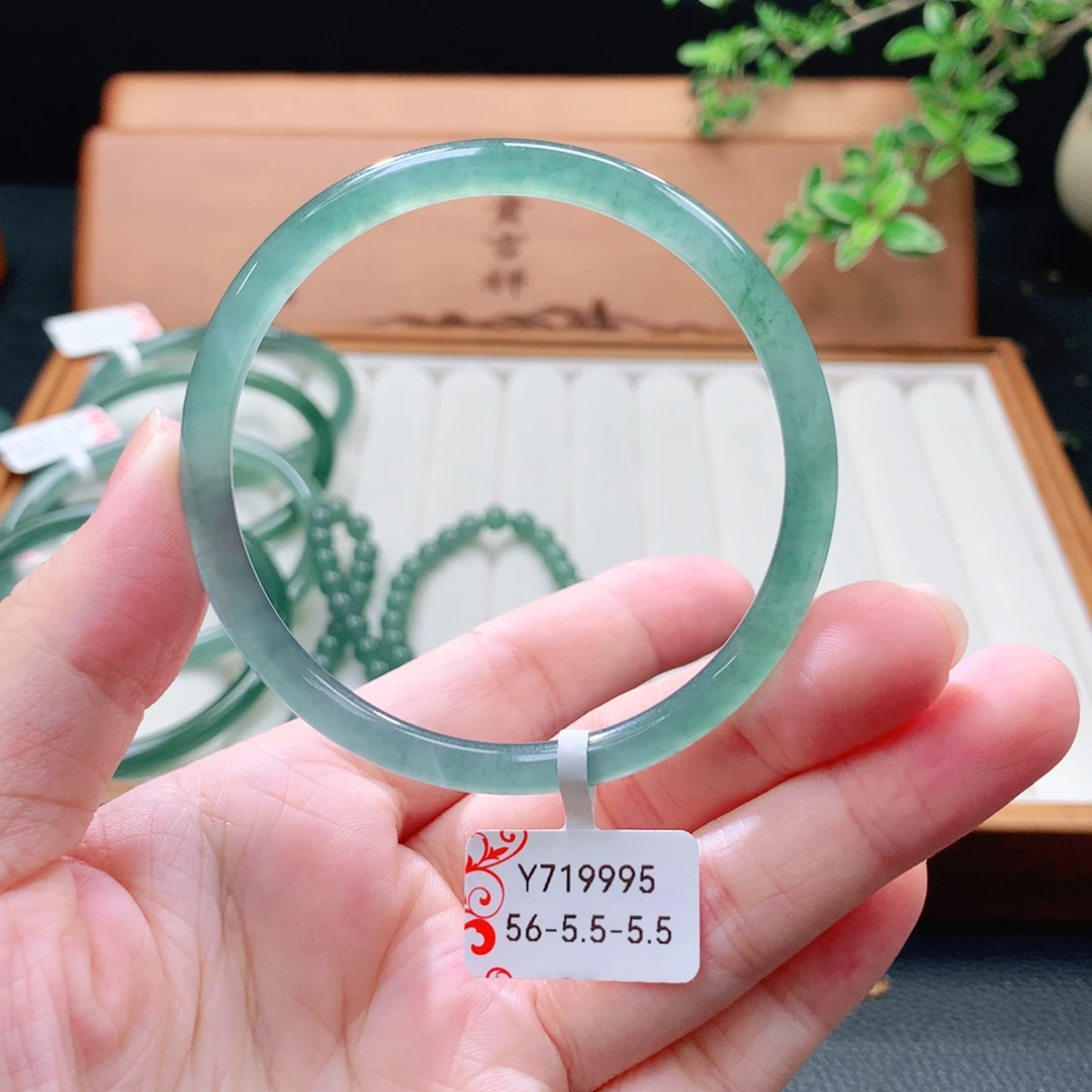 未镶嵌手镯（圆镯）翡翠