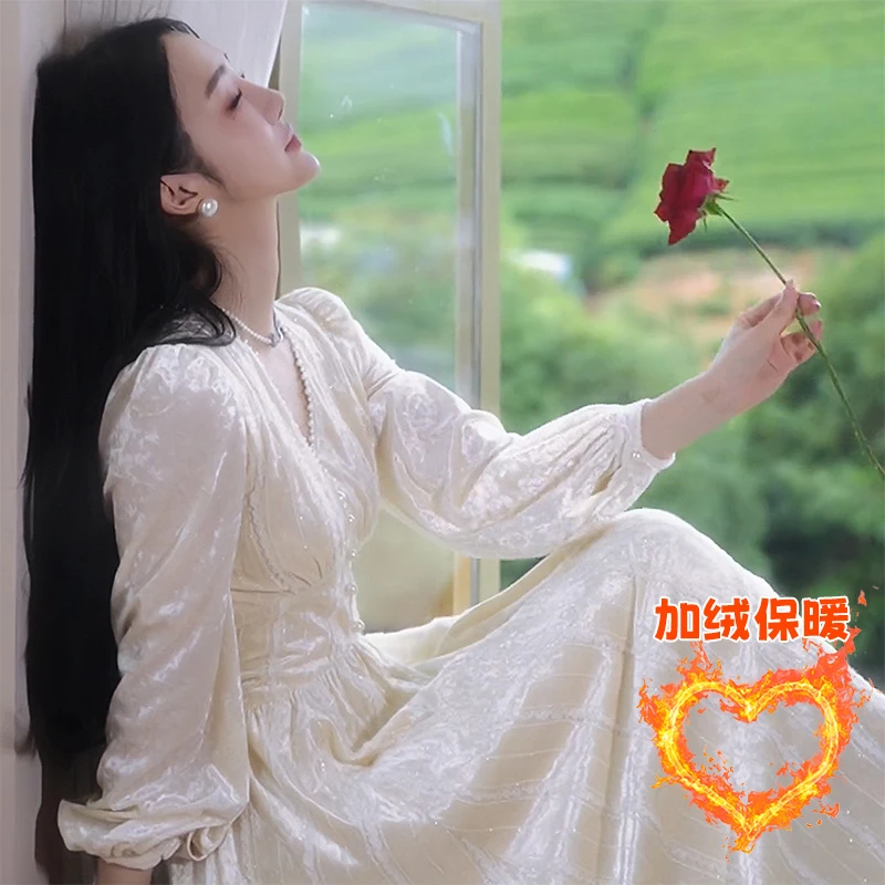 重工高品质保暖蕾丝丝绒香槟色长袖法式高级感珍珠轻奢显瘦连衣裙