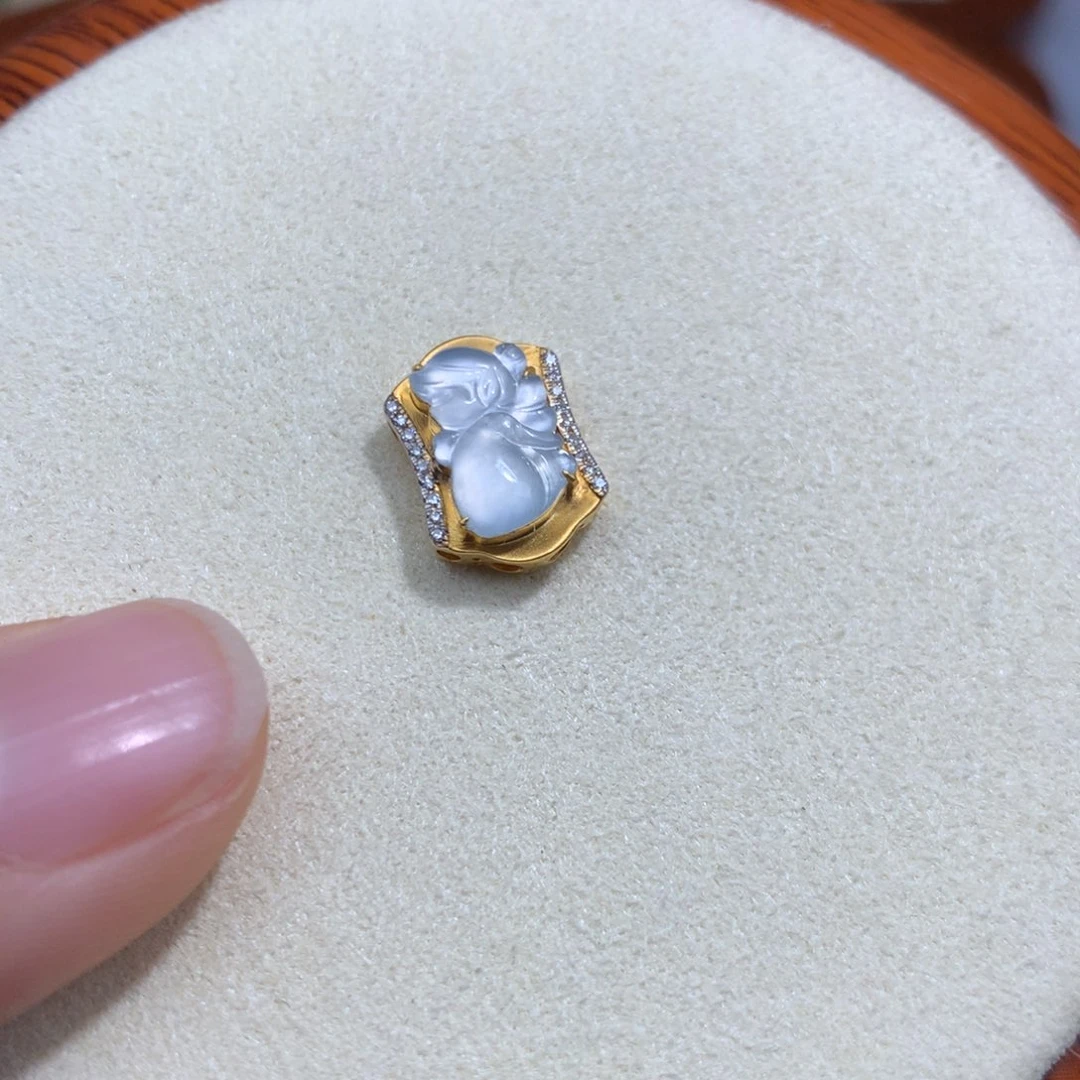 翡翠18K金镶嵌颈饰天使