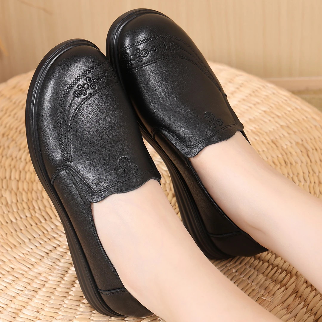 妈妈鞋50-60岁软底防滑洋气秋季浅口单鞋女真皮大码中老年女皮鞋