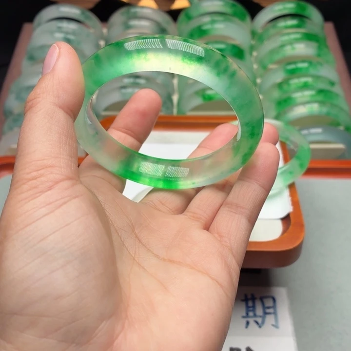 如***在石英质玉未镶嵌手镯