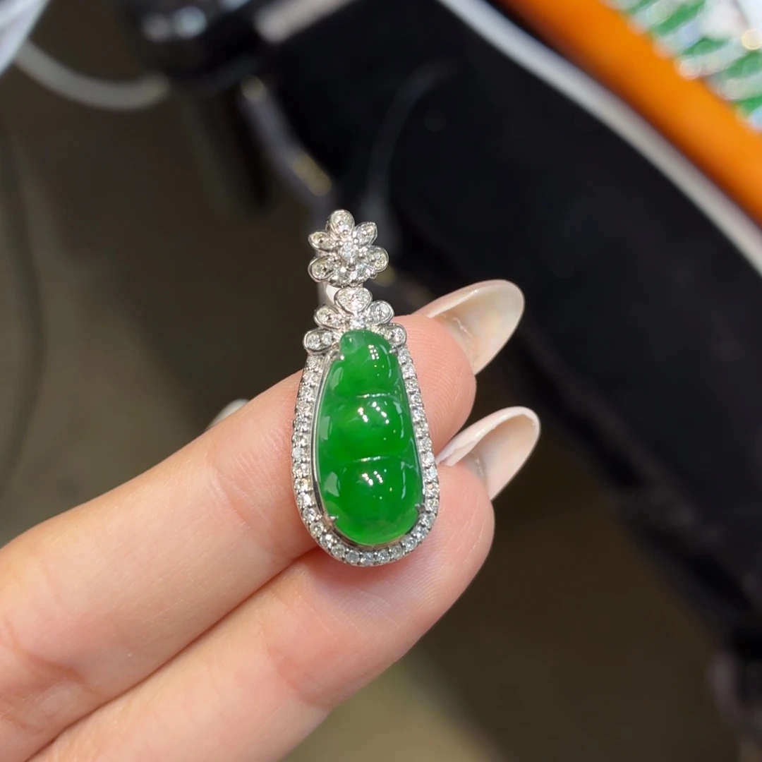 翡翠18K金镶嵌颈饰天然缅甸翡翠