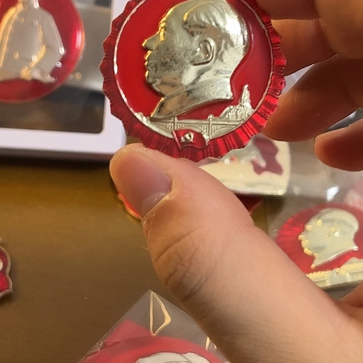 一***票像章一一一一一一一高贵轻