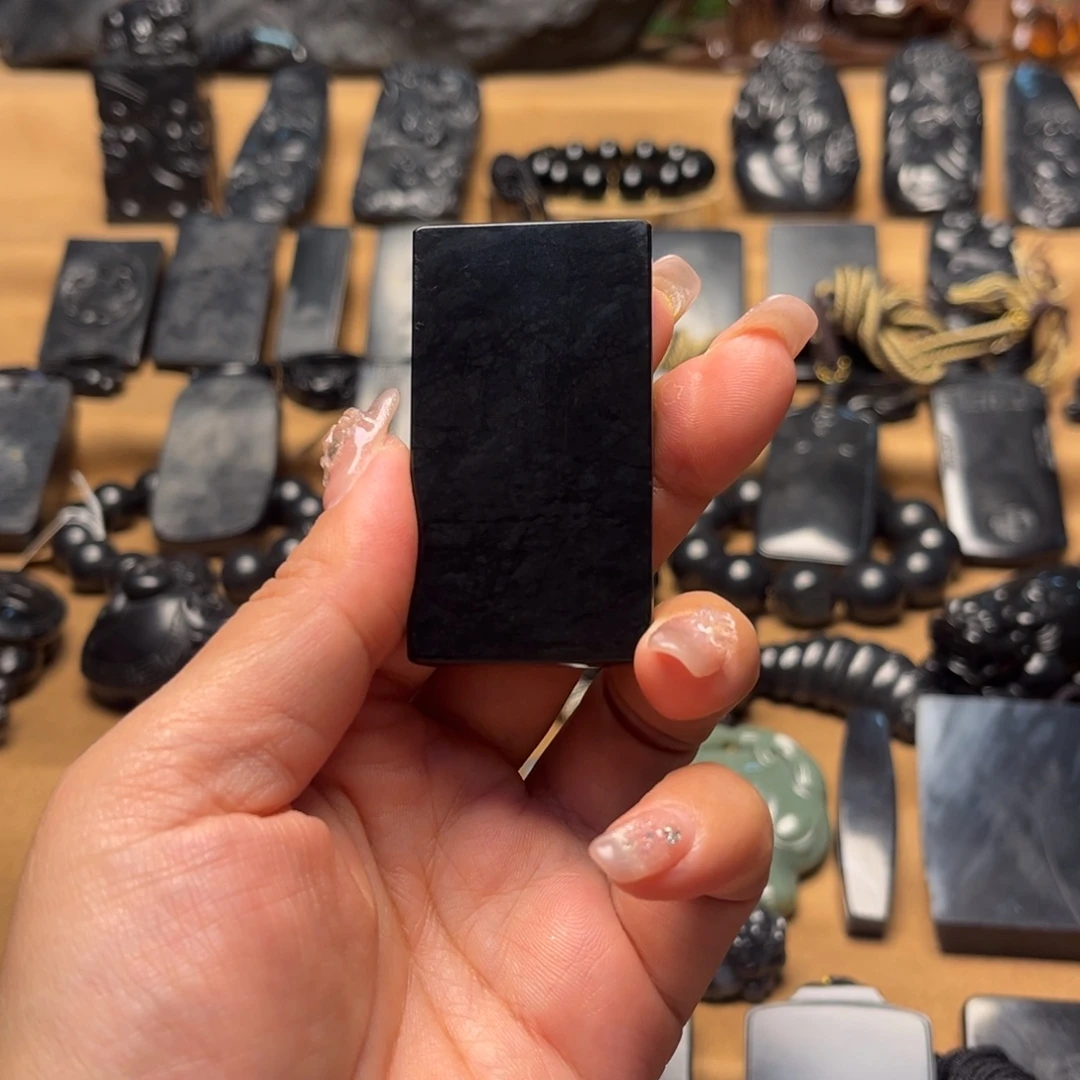 八***佰和田玉（墨玉）未镶嵌手链特价