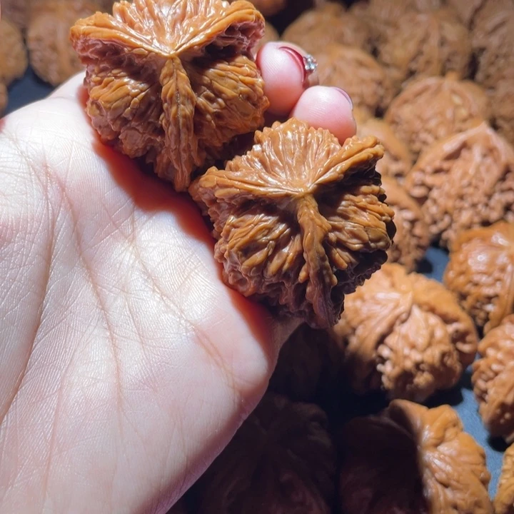 咲***）文玩核桃吊坠四座楼