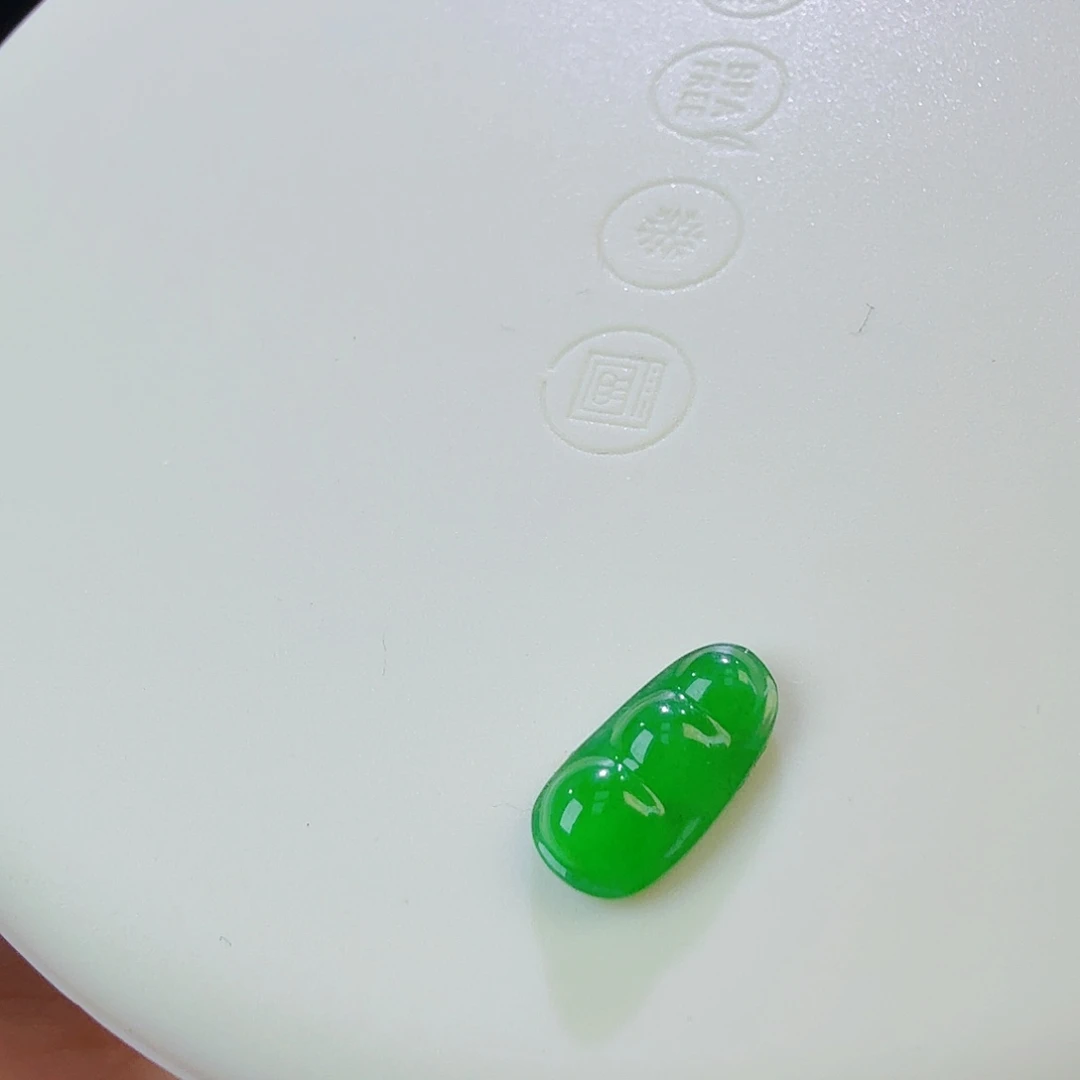 翡翠裸石满绿豆子