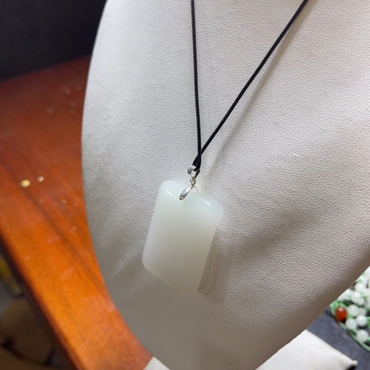 石英质玉未镶嵌颈饰