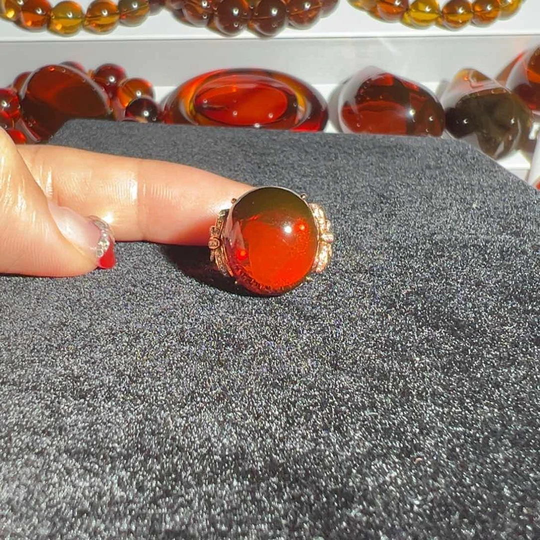 琥珀裸石18K金镶嵌红茶变色龙戒指 净水玻璃底