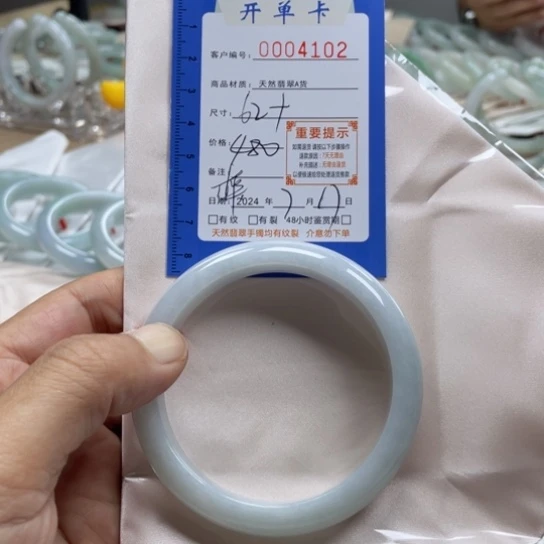 翡翠手镯未镶嵌翡翠手镯