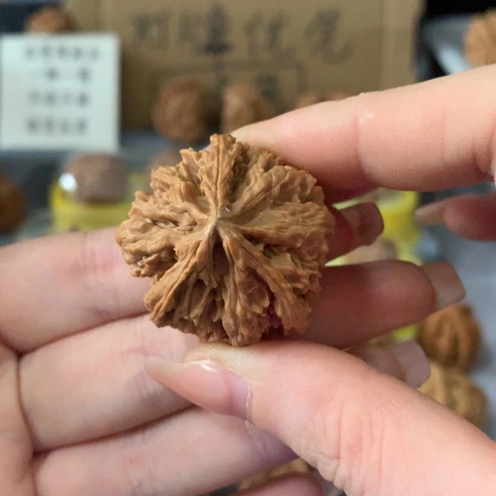 阳***烂文玩核桃吊坠异形单只，有瑕疵