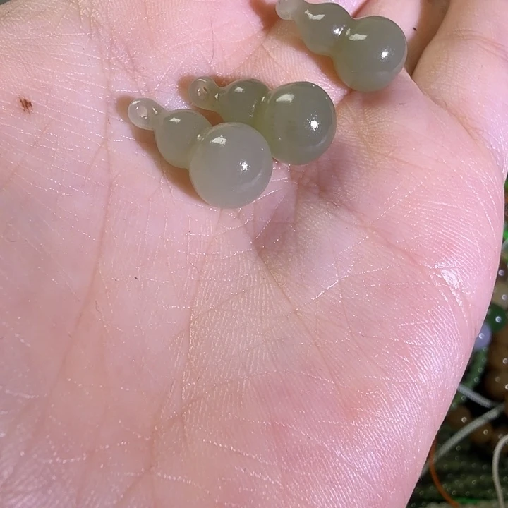 和田玉未镶嵌手链很小的葫芦