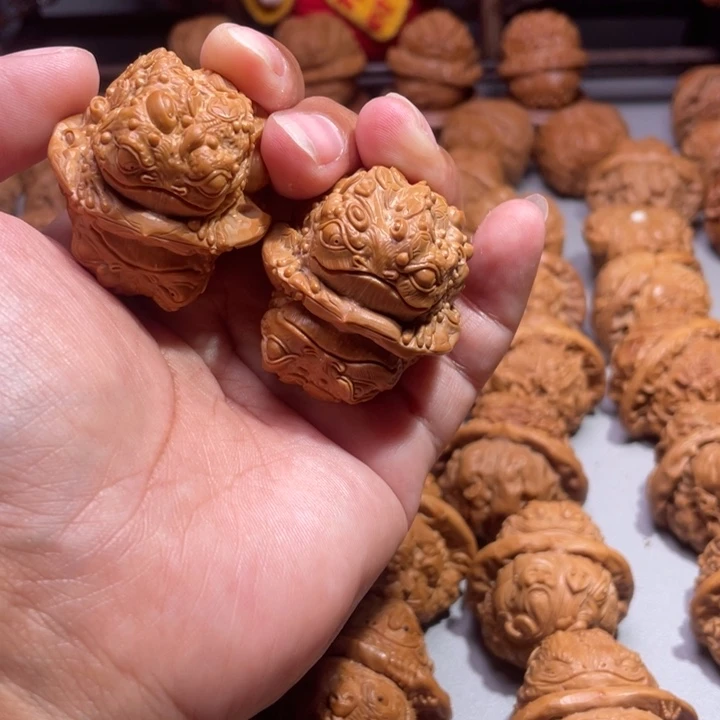 蛤蟆头雕刻的金蟾