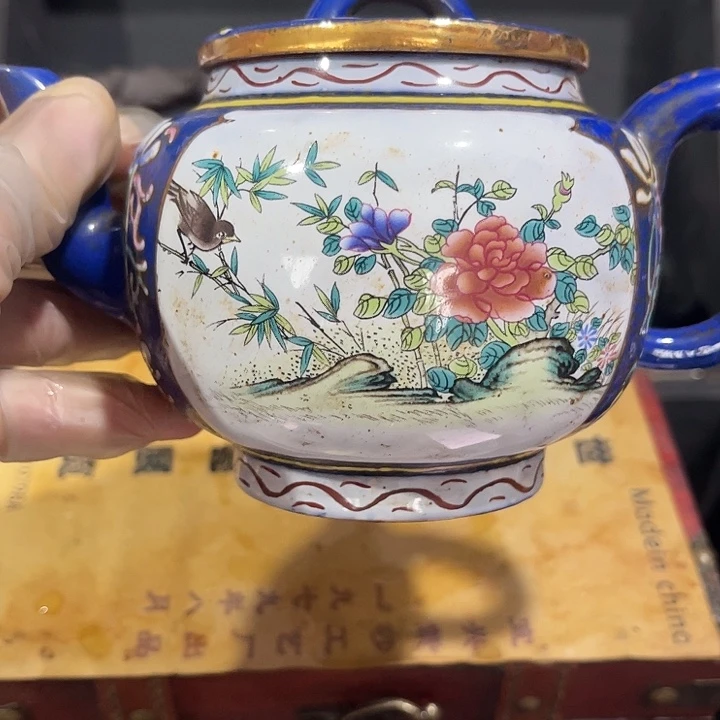茶壶紫泥原矿泥料手工制作的一把紫砂壶。