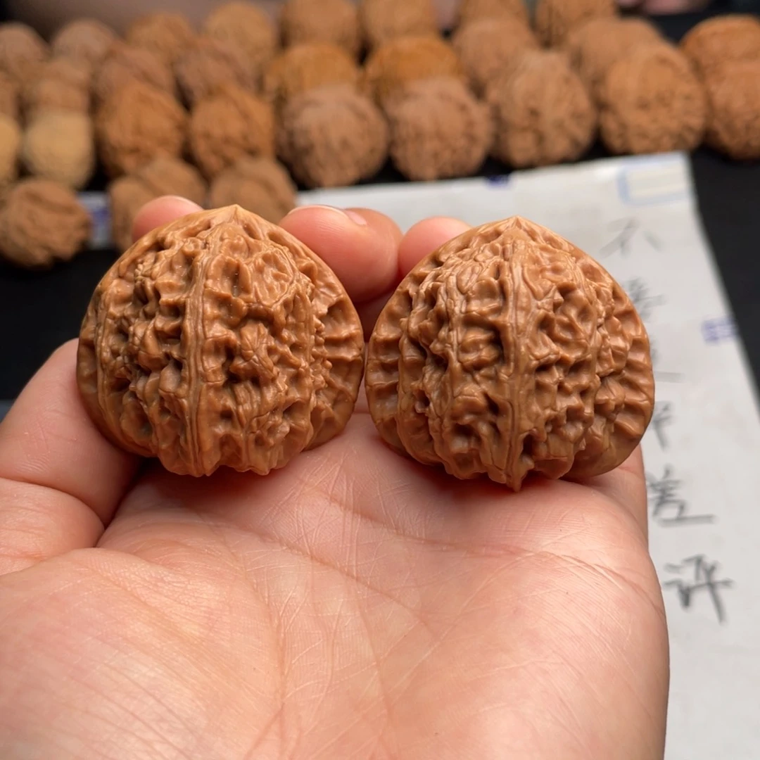文玩核桃吊坠163。40三角白
